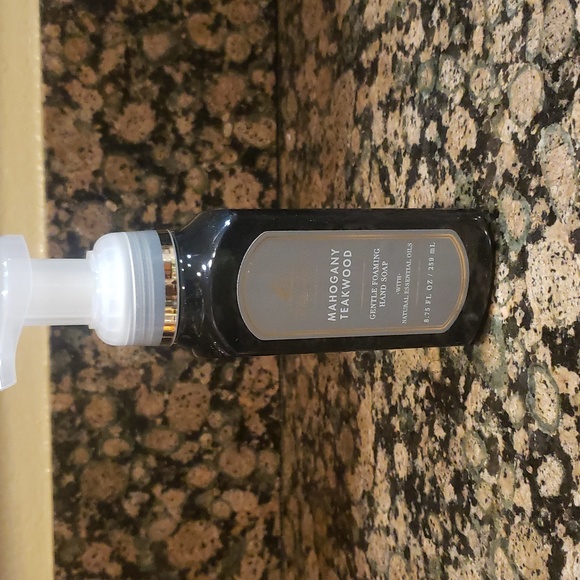 White Barn Mahogany Teakwood Gentle Foaming Hand Soap - Picture 1 of 2